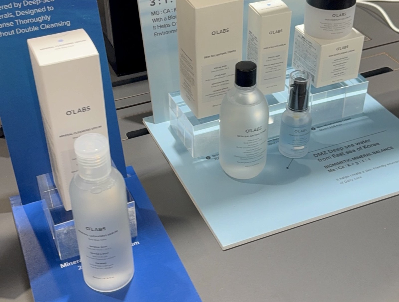 什器に並ぶO'LABSの各アイテム