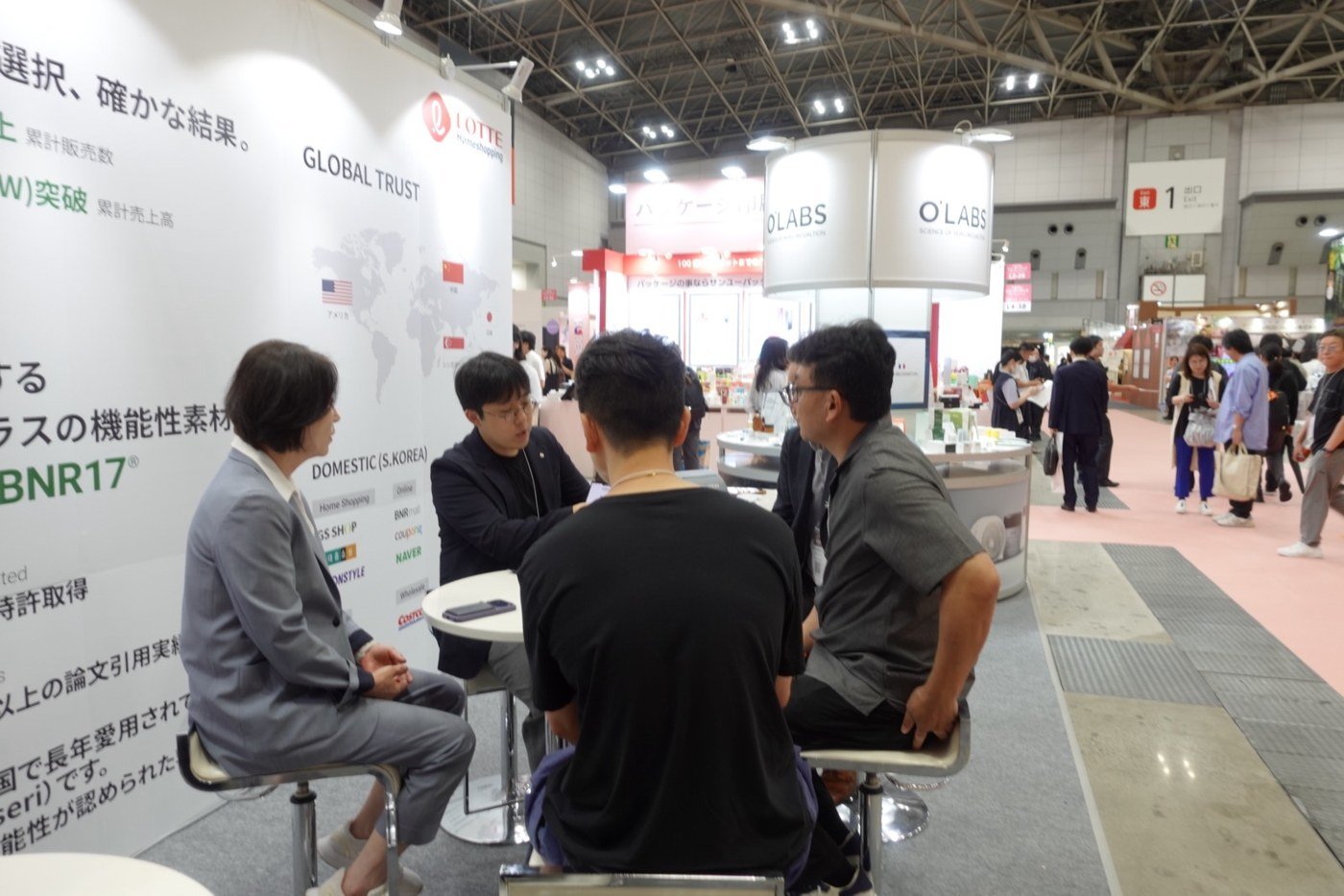 ブース内での商談の様子