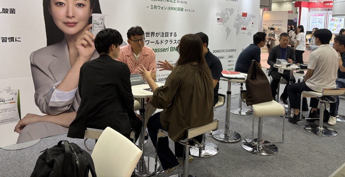 ブース内での商談の様子